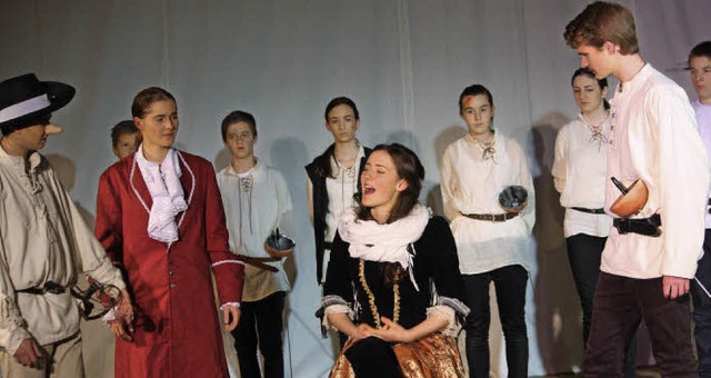 Cyrano (Julian Singer,  links) und Chr...e Gunst von  Roxane (Vera Oberacker).   | Foto: Gabriele Fssler