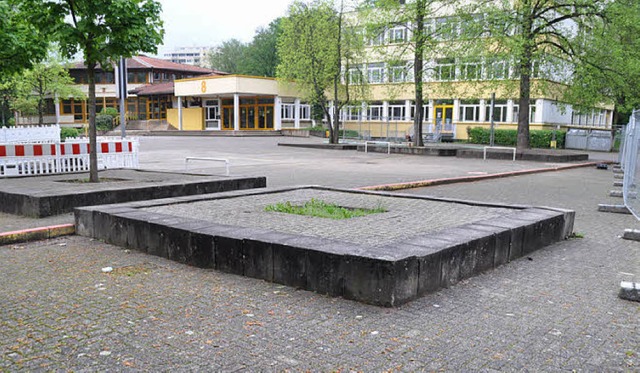 Der Umkircher  Schulhof bleibt erst einmal, wie er ist: trist.   | Foto: julius steckmeister