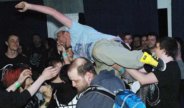 Ein Bad in der Menge oder Crowdsurfing...einfelder Jugendzentrum kein Problem.   | Foto: Leony Stabla