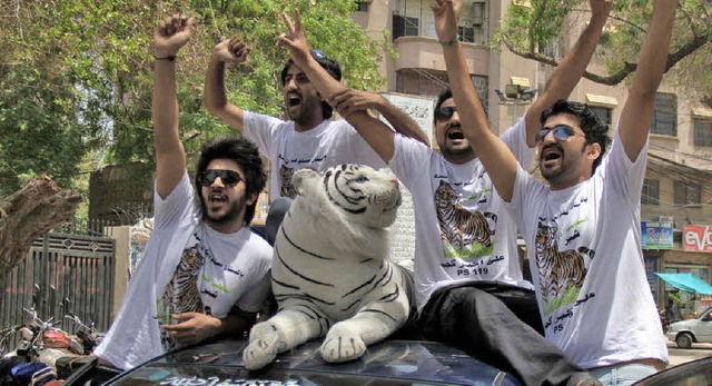 Untersttzer von Wahlsieger Sharif feiern auf den Straen von Hyderabad.   | Foto: DPA