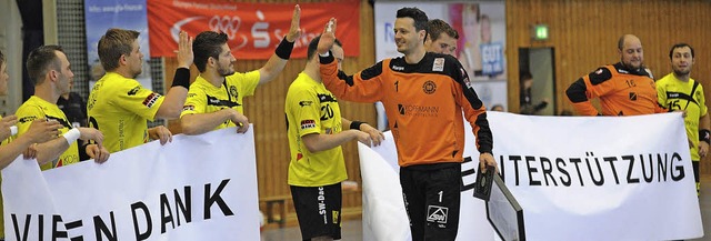 Dankeschn an die Teninger Handballfan...zten Saisonspiel verabschiedet wurde.   | Foto: achim keller