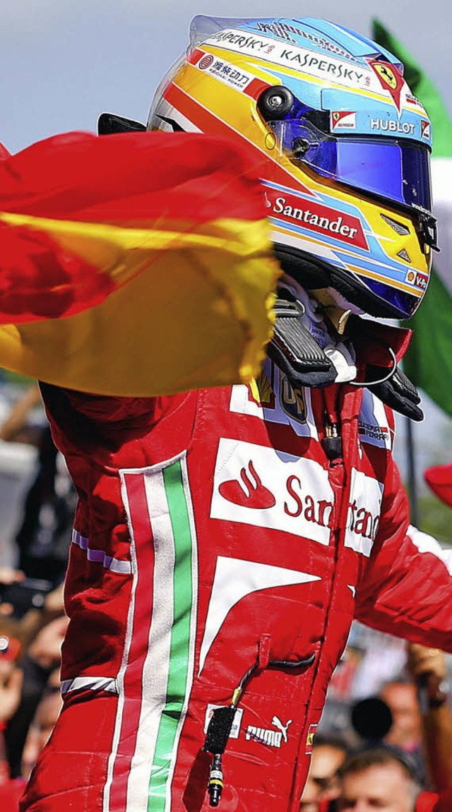 Gelb und viel Rot: Fernando Alonso feiert den  Sieg in Barcelona.   | Foto: DPA