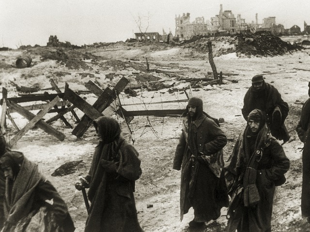 berlebende deutsche Soldaten verlassen nach der Kapitulation Stalingrad  | Foto: B2000 UPI