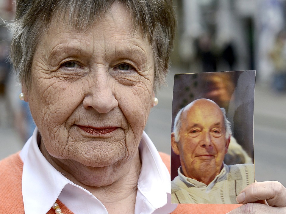 Maria Sowa mit einem Foto ihres verstorbenen Mannes  | Foto: Ingo Schneider