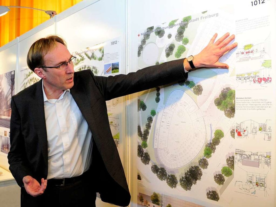 Martin Haag vor einem Plan fürs neue Verwaltungszentrum im Stühlinger   | Foto: Thomas Kunz
