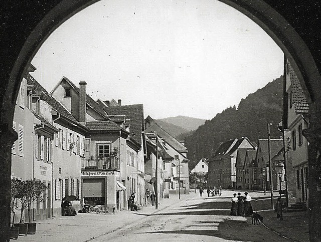 Ein Blick durchs Stadttor anno 1926. U...ulzburg noch die Postkutsche Station.   | Foto: sammlung bertel fuchs