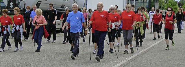 Und los geht&#8217;s: Bei der Riedhalle war Start fr Walker und Jogger.   | Foto: dieter fink