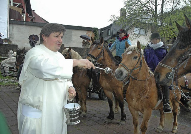 Pater Peter segnete die Pferde und die lieen es sich offenbar gerne gefallen.   | Foto: Christiane Sahli