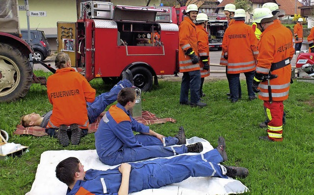Die &#8222;Geretteten&#8220; wurden vo...ude von den Feuerwehrleuten  versorgt.  | Foto: Peter Palmer