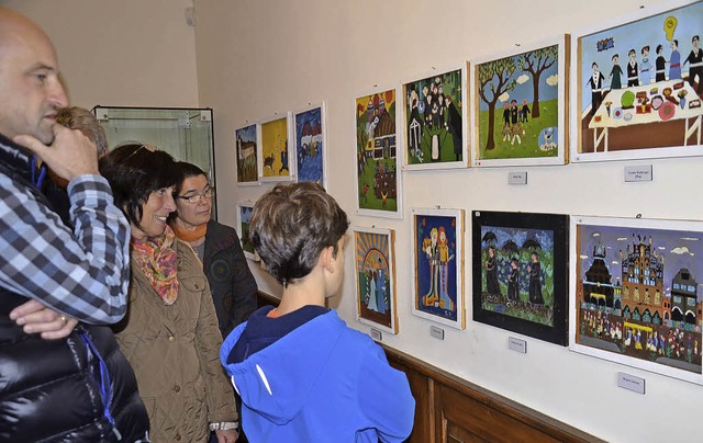 Vor vielen Jahren wurden die Ausstellungsstcke im Kunstunterricht gemalt.  | Foto: Alexandra Wehrle