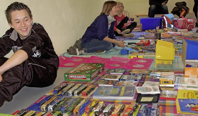 Spielzeug-Flohmarkt in der Friedrich-F...vor allem seine Modell-LKWs verkaufen.  | Foto: Andrea Steinhart