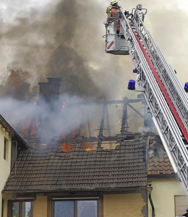 Mit der Drehleiter konnte der Brand in Eichsel direkt von oben bekmpft werden.   | Foto: Polizei