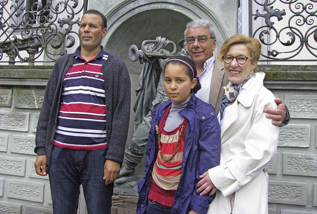 Dank der zahlreichen Spenden und des E...kommen. Links ihr Vater Mourad Regae.   | Foto: Michael Gottstein