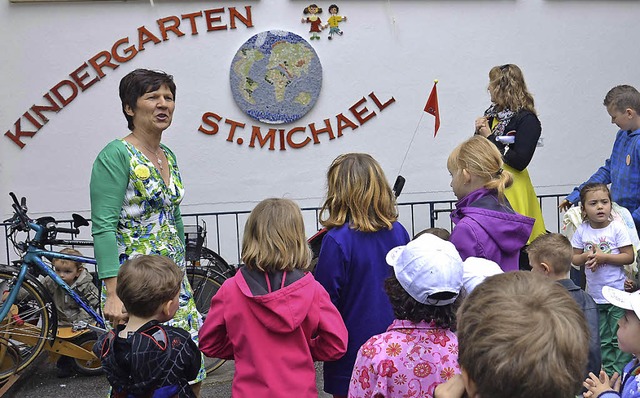 Kindergartenleiterin Anette Becker (links) stellte das neue Logo vor.   | Foto: Martina Weber-Kroker