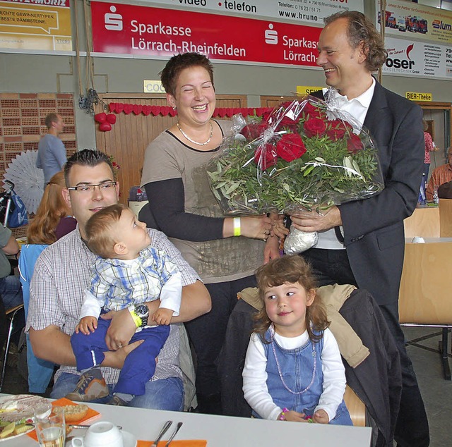 Die Gewinnerin heit Sandra Sasse, sie... Hlterhoff einen Strau roter Rosen.   | Foto: Petra Wunderle