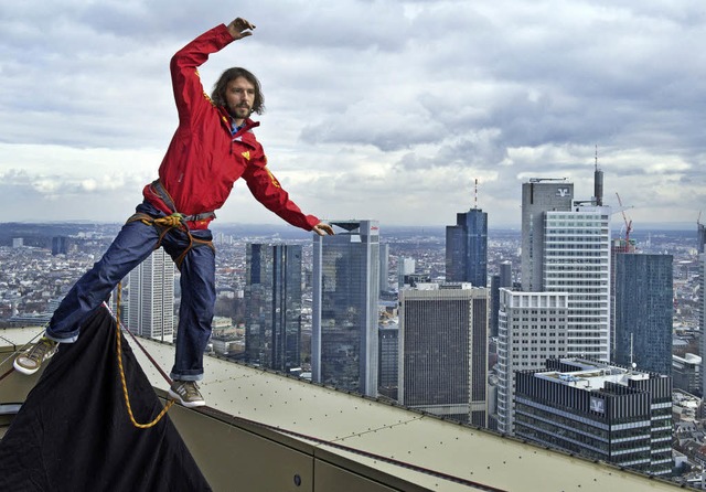 Die Bankenrettung bleibt ein Drahtseil...rt im Mrz vor der Skyline Frankfurts.  | Foto: dpa