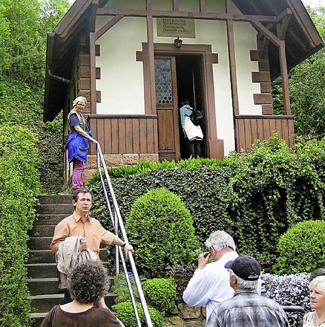 Ortsvorsteher Patrik Vetter bei seinen Erluterungen an der Lourdes-Kapelle.  | Foto: Privat