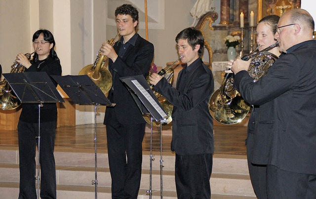 Das Detmolder Hornensemble unter der L... einem Benefizkonzert im Weingut Knab.  | Foto: Hge