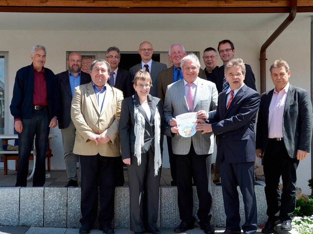 Brgermeister Norbert Brugger (vorne M...arrierefreie Gemeinde entgegennehmen.   | Foto: Martin Wunderle