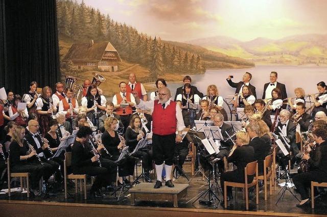 Orchester reist und spielt