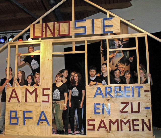 Aus Fremden wurden Freunde: Die am Rum... beteiligten Schler und Schlerinnen.  | Foto: Reinhard Cremer