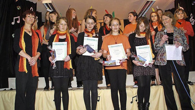 Jugendleiterin Adda Wientzek (rechts) ...kunden des Chorverbands Hochrhein aus.  | Foto: Martha Weishaar