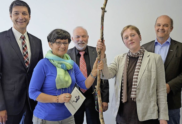 Schulsozialarbeit, Stabbergabe; von l...dalena Klinger und Meinhard Schamotzki  | Foto: Sylvia-Karina Jahn