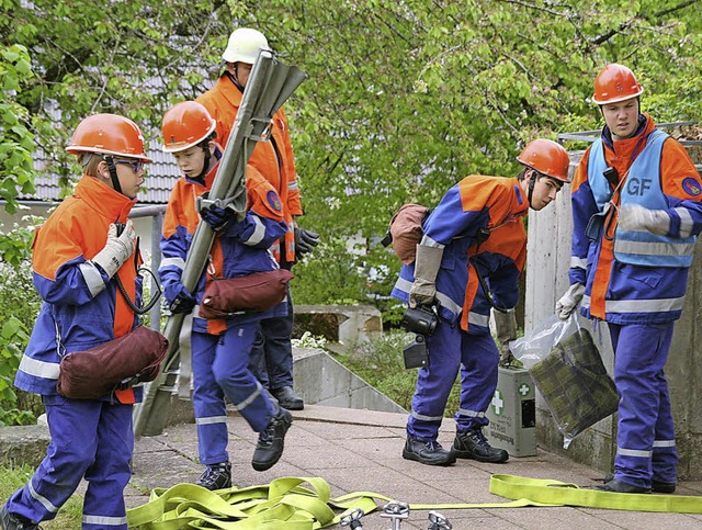 Voller Einsatz: Die Jugendfeuerwehr G... absolvierte die Zwlf-Stunden-bung.   | Foto: Peter  Schtz