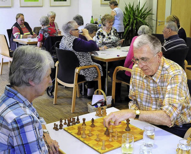 Das Organisations-Paar  des Spieleaben...echts hinten) wacht ber die Getrnke.  | Foto: Thomas Kunz