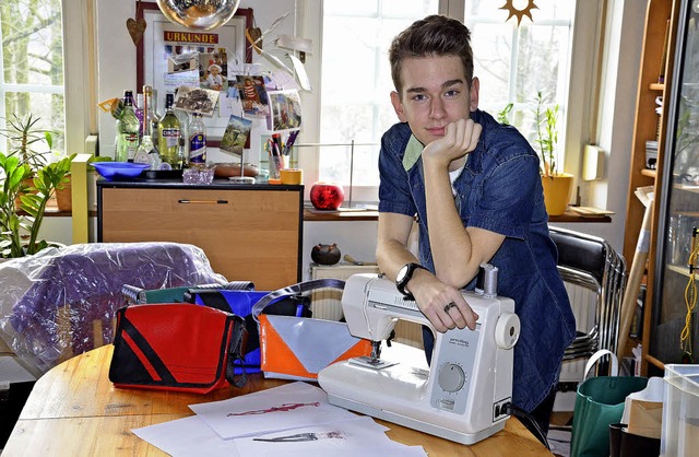 Modemacher: Tim Schick daheim mit sein...hine und von ihm hergestellten Taschen  | Foto: Leslie Greiner
