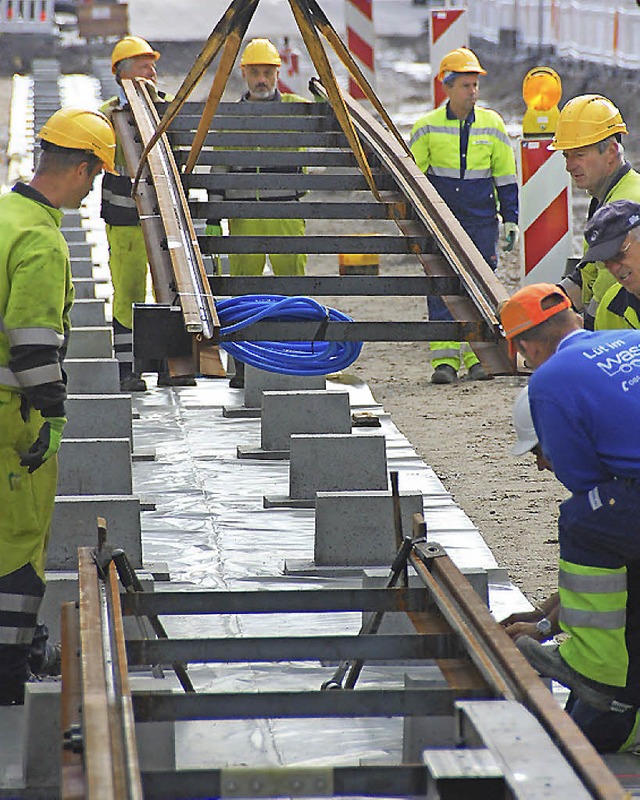 Am Dienstag wird das letzte Gleisstck eingesetzt.   | Foto: Archivbild: Lauber