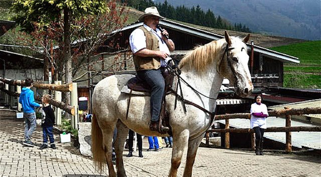 Pferdefreund Berthold Vogt freute sich...r auf dem Endenburger Gestt Noricum.   | Foto: Privat