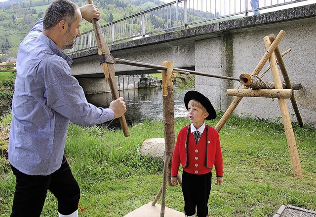 Mario Blsi guckt Ulrich Diemer zu, wie er den Dichelbohrer bettigt.  | Foto: Ulrike Jger