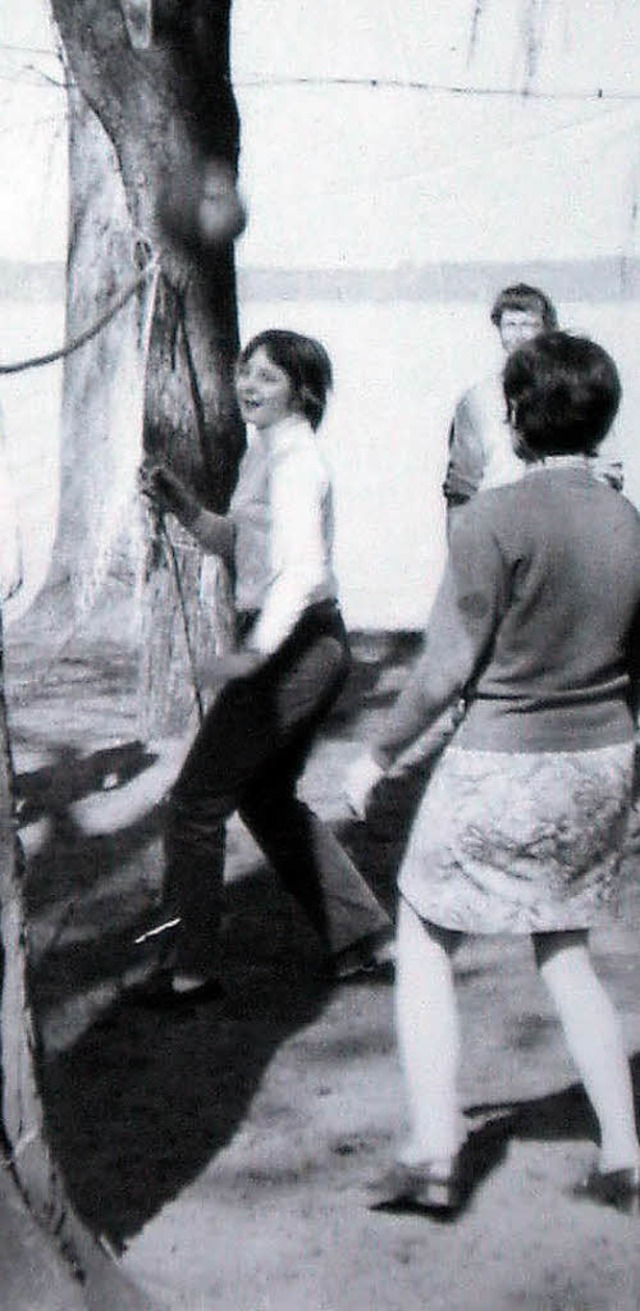 Angela Kasner (links) spielt im brande...nden Volleyball (Archivfoto von 1973).  | Foto: dpa