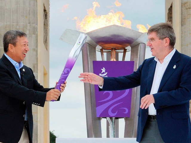 Spiel mit dem Feuer: Ser Miang Mg (lin...ember gegen Thomas Bach (rechts) an.    | Foto: dpa