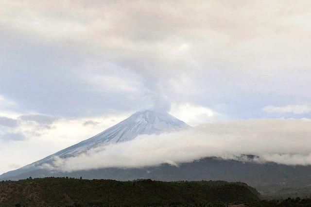 Popocatpetl spuckt wieder Rauch, Asche und Steine