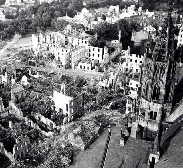 Freiburg lag in Trmmern nach dem Bomb... hier sieht man Mnster und Altstadt.   | Foto: Stadtarchiv Freiburg