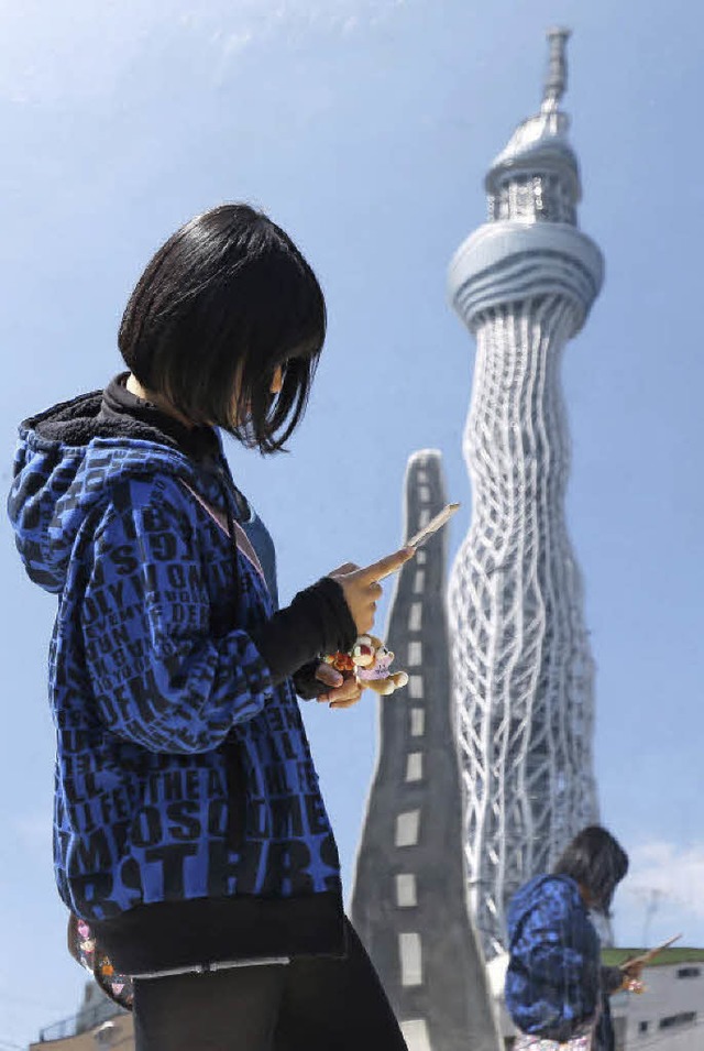 Der Tokyo Skytree (hier in einer Spieg...d das zweithchste Gebude der Erde.    | Foto: dpa