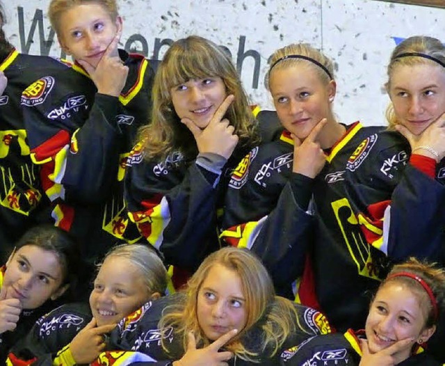 Die U15-Nationalmannschaft der Eishock...elina Frommherz (oben, 3. von links).   | Foto: bz
