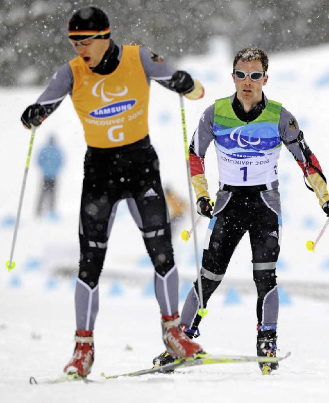 Ein Team: der Biathlet Wilhelm Brem (r... Paralympics 2010 in Whistler, Kanada.  | Foto: dpa