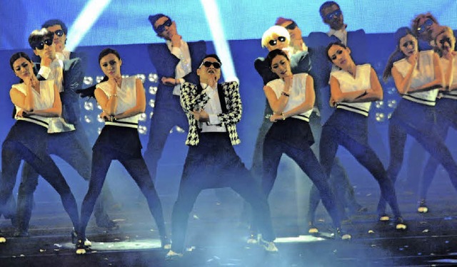 Der Koreaner Psy (Mitte) hat den Gangnam Style erfunden.  | Foto: afp