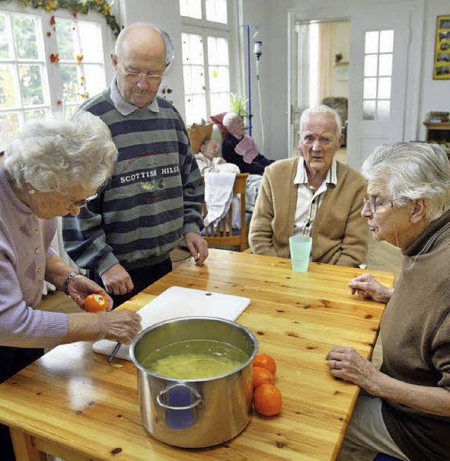 In der WG werden die Senioren auch gemeinsam kochen.   | Foto: dpa