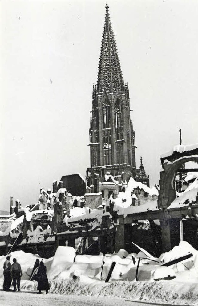 Nach dem Bombenangriff im November 194...chneebedeckte Ruinen vor dem Mnster.   | Foto: Stadtarchiv