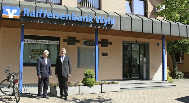 Die Vorstnde Manfred Schott und Thoma...r (von links) der Raiffeisenbank Wyhl.  | Foto: Gerda Oswald