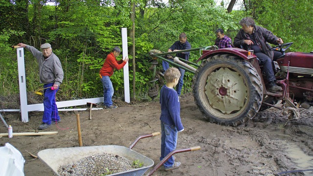 Weisweils Reitverein rstet sich frs ... Traktor) und viele Helfer packten an.  | Foto: Ilona Hge