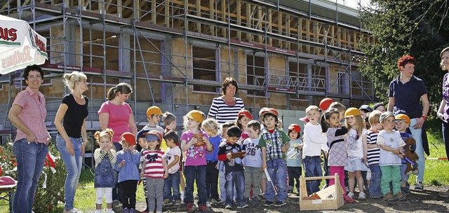 So zieht man sich auf einer Baustelle ...erschienen die Kinder zum Richtfest .   | Foto: BZ