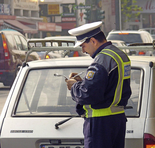 Erwischt: Ein Polizist schreibt ein Kn...nn vor allem im Ausland teuer werden.   | Foto: dpa