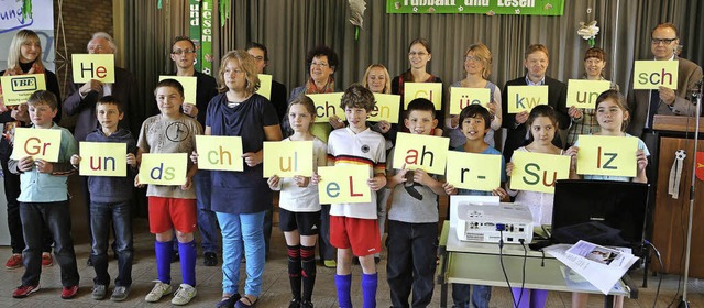 &#8222;Herzlichen Glckwunsch Grundsch...eister Guido Schneboom (ganz rechts).  | Foto: Christoph Breithaupt