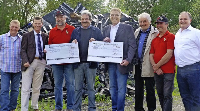 Vertreter des Lions Clubs Breisach-Kai...weils einen Scheck ber 1111,11 Euro.   | Foto: chritine weirich