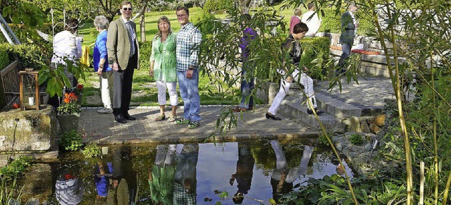 Landrat Hanno Hurth mit den Gastgebern...Bildmitte) in ihrem  Garten in Elzach.  | Foto: Eberhard Weiss